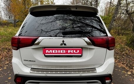 Mitsubishi Outlander III рестайлинг 3, 2021 год, 3 430 000 рублей, 6 фотография