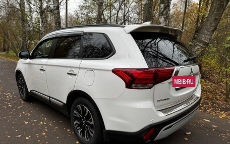 Mitsubishi Outlander III рестайлинг 3, 2021 год, 3 430 000 рублей, 4 фотография