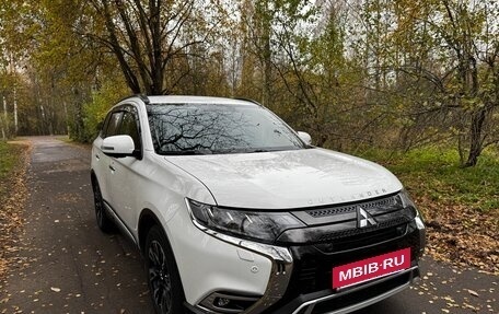Mitsubishi Outlander III рестайлинг 3, 2021 год, 3 430 000 рублей, 3 фотография