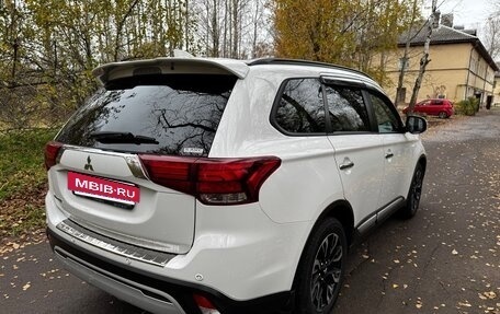 Mitsubishi Outlander III рестайлинг 3, 2021 год, 3 430 000 рублей, 5 фотография