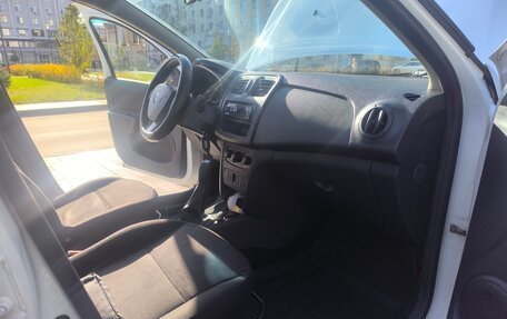 Renault Logan II, 2017 год, 750 000 рублей, 2 фотография