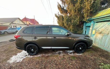 Mitsubishi Outlander III рестайлинг 3, 2018 год, 1 900 000 рублей, 4 фотография