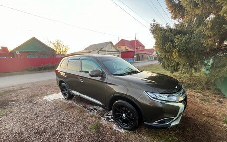 Mitsubishi Outlander III рестайлинг 3, 2018 год, 1 900 000 рублей, 3 фотография