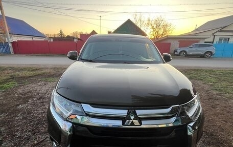 Mitsubishi Outlander III рестайлинг 3, 2018 год, 1 900 000 рублей, 2 фотография