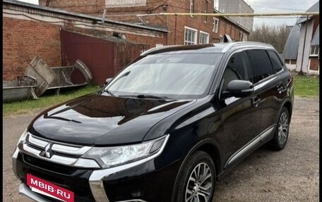 Mitsubishi Outlander III рестайлинг 3, 2016 год, 1 450 000 рублей, 2 фотография