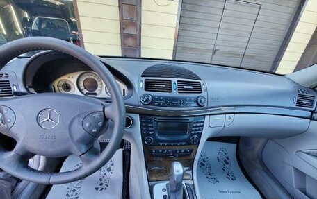 Mercedes-Benz E-Класс, 2003 год, 750 000 рублей, 3 фотография