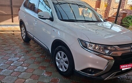 Mitsubishi Outlander III рестайлинг 3, 2018 год, 1 790 000 рублей, 2 фотография