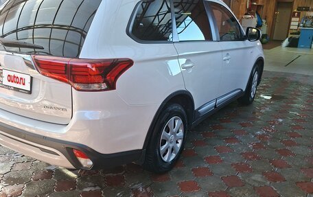 Mitsubishi Outlander III рестайлинг 3, 2018 год, 1 790 000 рублей, 6 фотография