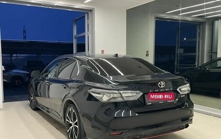 Toyota Camry, 2020 год, 2 800 000 рублей, 4 фотография