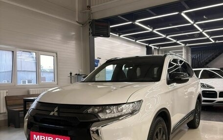 Mitsubishi Outlander III рестайлинг 3, 2021 год, 2 950 000 рублей, 3 фотография