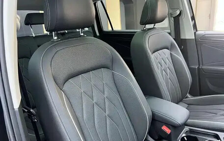 Volkswagen Tiguan II, 2023 год, 2 354 000 рублей, 7 фотография