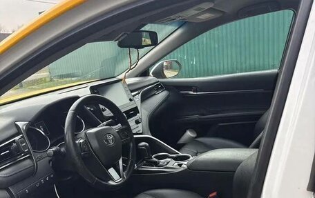 Toyota Camry, 2022 год, 1 800 000 рублей, 8 фотография