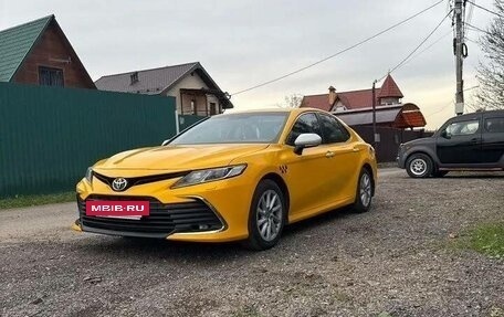 Toyota Camry, 2022 год, 1 800 000 рублей, 3 фотография