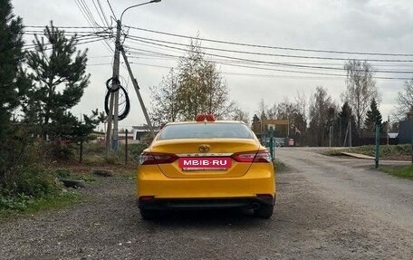 Toyota Camry, 2022 год, 1 800 000 рублей, 4 фотография