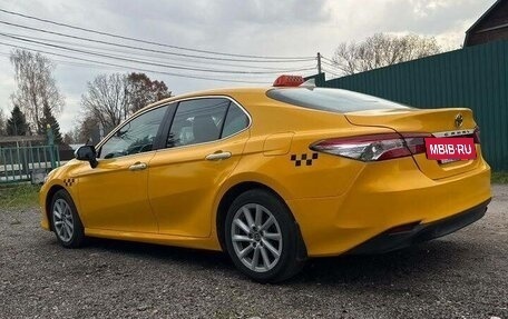 Toyota Camry, 2022 год, 1 800 000 рублей, 6 фотография