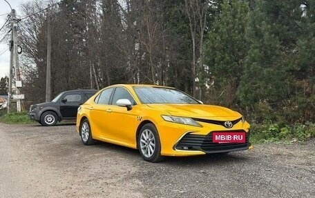 Toyota Camry, 2022 год, 1 800 000 рублей, 2 фотография