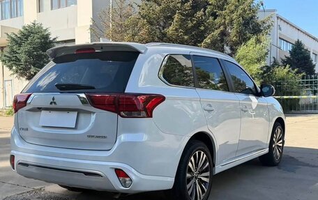 Mitsubishi Outlander III рестайлинг 3, 2022 год, 2 200 000 рублей, 6 фотография