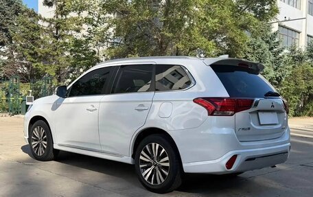 Mitsubishi Outlander III рестайлинг 3, 2022 год, 2 200 000 рублей, 4 фотография