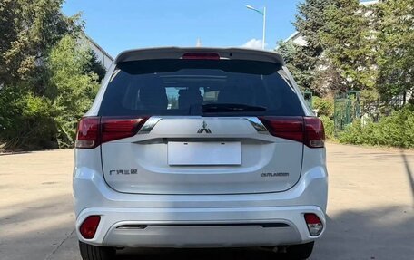 Mitsubishi Outlander III рестайлинг 3, 2022 год, 2 200 000 рублей, 5 фотография