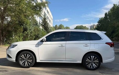 Mitsubishi Outlander III рестайлинг 3, 2022 год, 2 200 000 рублей, 7 фотография