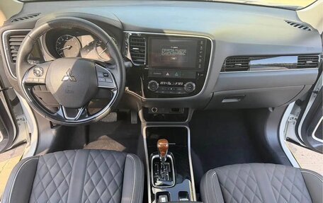 Mitsubishi Outlander III рестайлинг 3, 2022 год, 2 200 000 рублей, 8 фотография