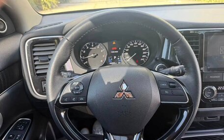 Mitsubishi Outlander III рестайлинг 3, 2022 год, 2 200 000 рублей, 9 фотография