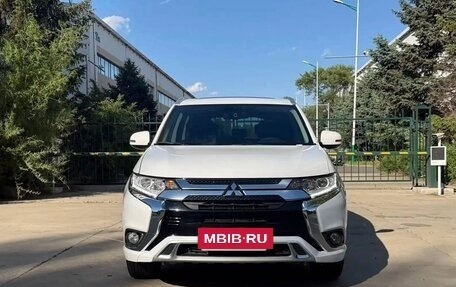 Mitsubishi Outlander III рестайлинг 3, 2022 год, 2 200 000 рублей, 2 фотография