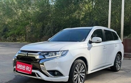 Mitsubishi Outlander III рестайлинг 3, 2022 год, 2 200 000 рублей, 3 фотография