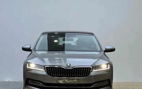 Skoda Superb III рестайлинг, 2023 год, 2 300 000 рублей, 2 фотография