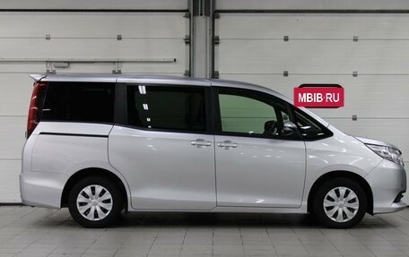 Toyota Noah III, 2014 год, 1 617 000 рублей, 4 фотография