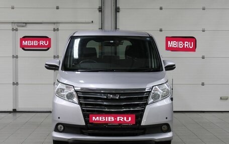 Toyota Noah III, 2014 год, 1 617 000 рублей, 2 фотография