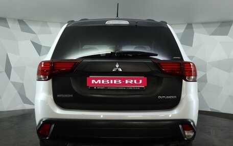 Mitsubishi Outlander III рестайлинг 3, 2016 год, 1 849 000 рублей, 6 фотография