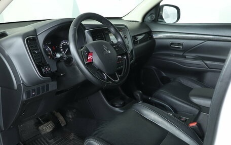 Mitsubishi Outlander III рестайлинг 3, 2016 год, 1 849 000 рублей, 24 фотография