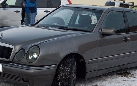 Mercedes-Benz E-Класс, 1997 год, 450 000 рублей, 3 фотография