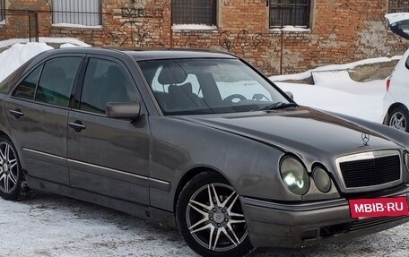 Mercedes-Benz E-Класс, 1997 год, 450 000 рублей, 4 фотография