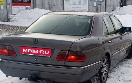 Mercedes-Benz E-Класс, 1997 год, 450 000 рублей, 2 фотография