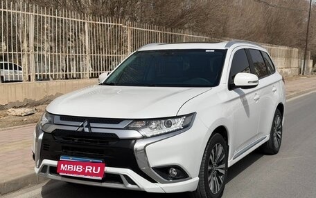 Mitsubishi Outlander III рестайлинг 3, 2022 год, 1 744 000 рублей, 1 фотография