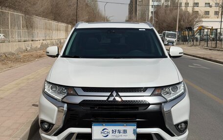 Mitsubishi Outlander III рестайлинг 3, 2022 год, 1 744 000 рублей, 2 фотография