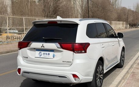 Mitsubishi Outlander III рестайлинг 3, 2022 год, 1 744 000 рублей, 4 фотография