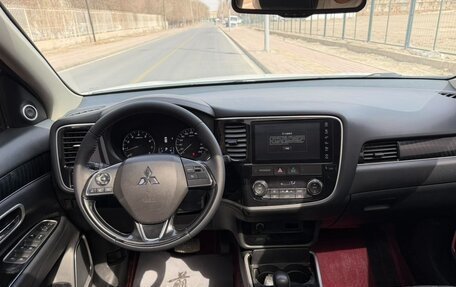 Mitsubishi Outlander III рестайлинг 3, 2022 год, 1 744 000 рублей, 8 фотография