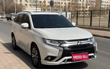 Mitsubishi Outlander III рестайлинг 3, 2022 год, 1 744 000 рублей, 3 фотография