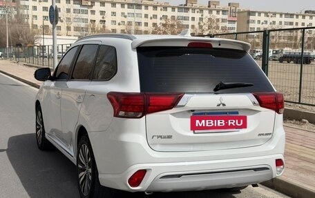 Mitsubishi Outlander III рестайлинг 3, 2022 год, 1 744 000 рублей, 6 фотография