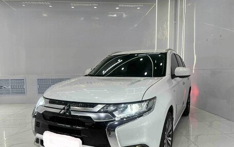 Mitsubishi Outlander III рестайлинг 3, 2022 год, 2 200 000 рублей, 1 фотография