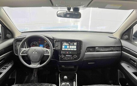 Mitsubishi Outlander III рестайлинг 3, 2022 год, 2 200 000 рублей, 6 фотография