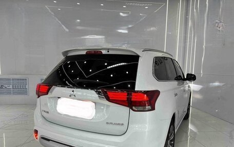 Mitsubishi Outlander III рестайлинг 3, 2022 год, 2 200 000 рублей, 3 фотография