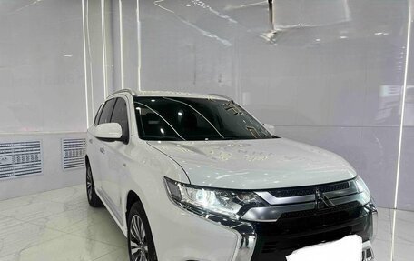 Mitsubishi Outlander III рестайлинг 3, 2022 год, 2 200 000 рублей, 2 фотография