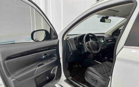 Mitsubishi Outlander III рестайлинг 3, 2022 год, 2 200 000 рублей, 5 фотография