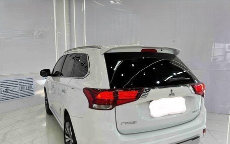 Mitsubishi Outlander III рестайлинг 3, 2022 год, 2 200 000 рублей, 4 фотография