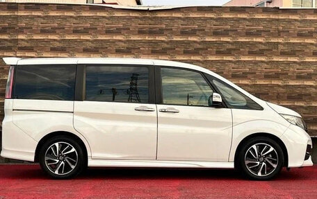 Honda Stepwgn IV рестайлинг, 2017 год, 1 920 000 рублей, 2 фотография