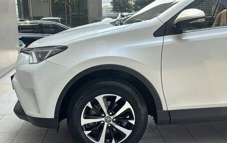 Toyota RAV4, 2019 год, 1 950 000 рублей, 6 фотография